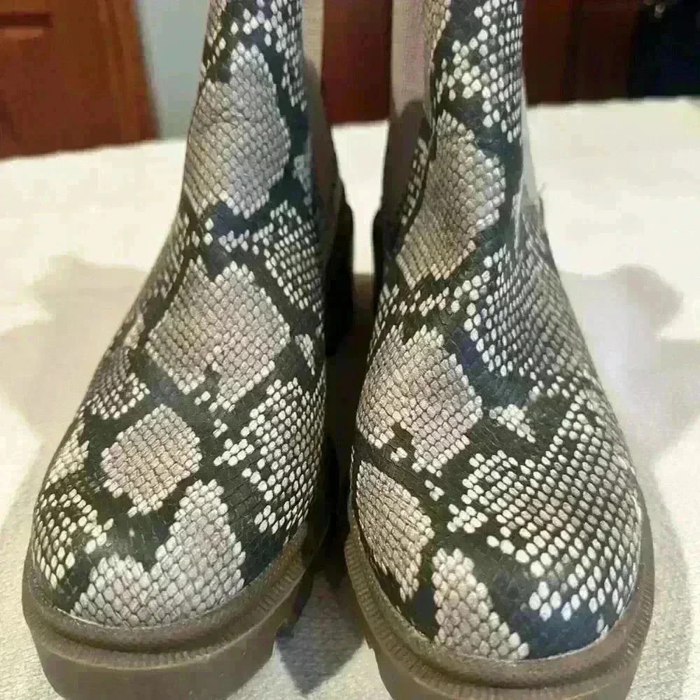 Universal Thread combat boots Size 8.5.